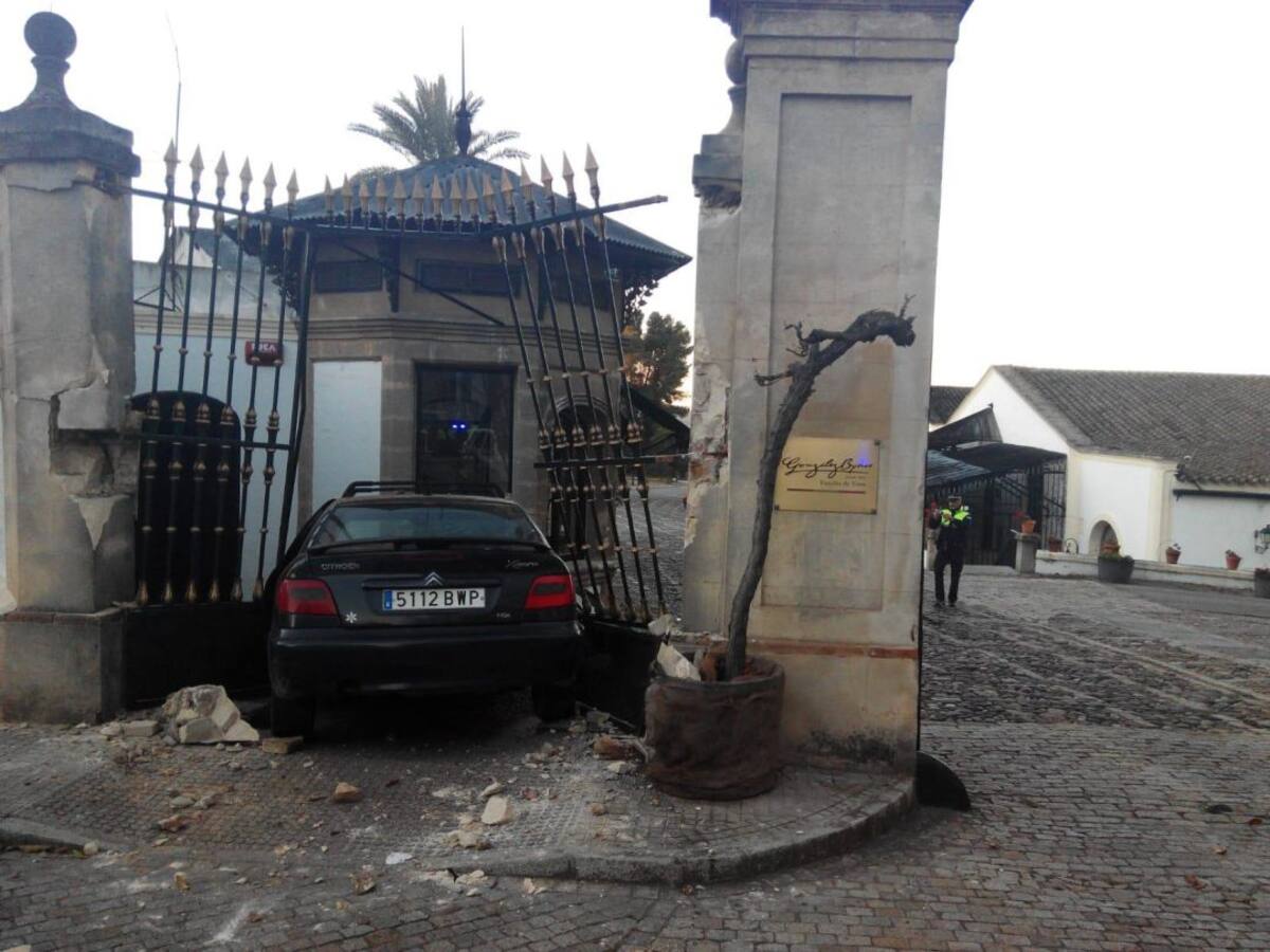 Detenido tras impactar contra la puerta de una bodega tras una persecución policial
