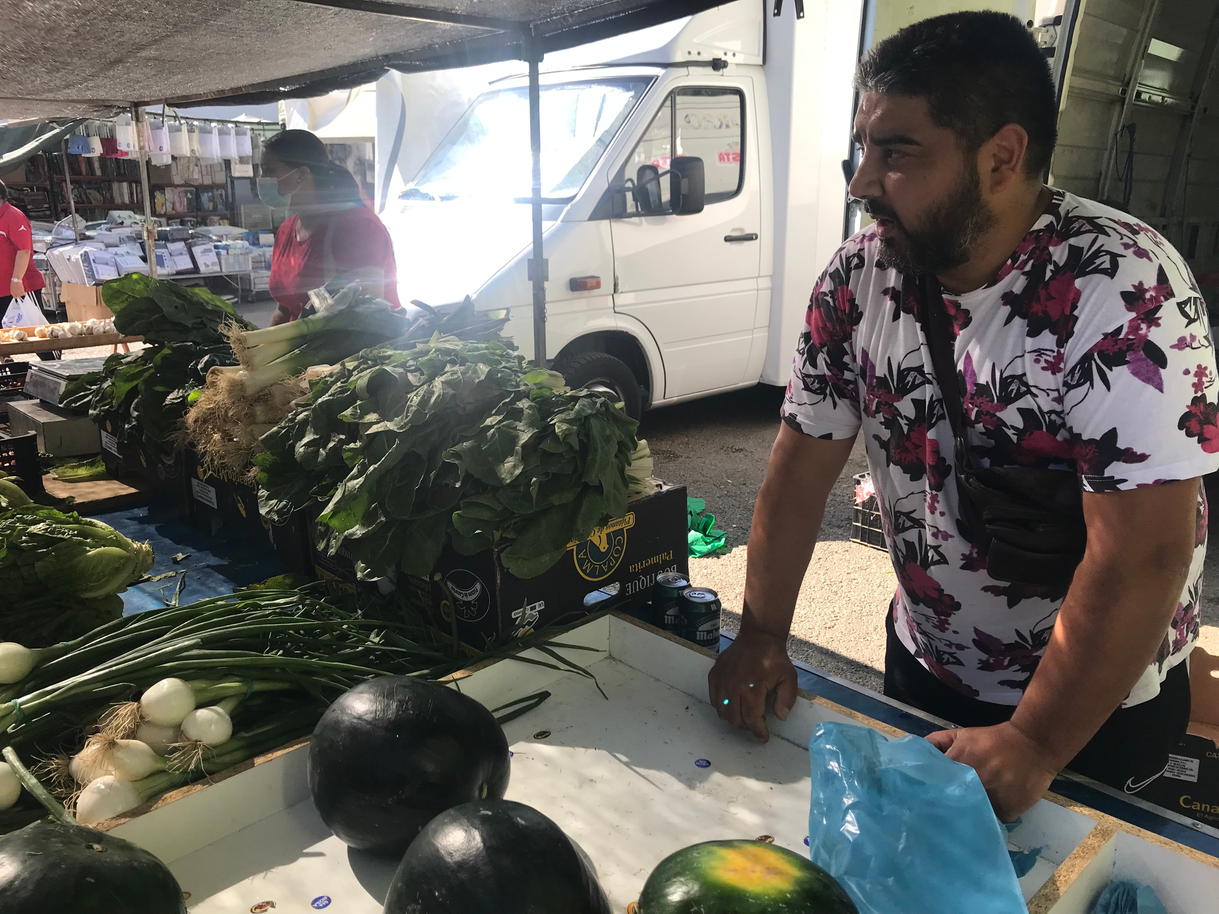 Pedro es de Pedro Muñoz (Ciudad Real) y se le acaban las sandías en oferta en su puesto de frutas y verduras.