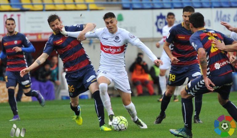 Naranjo disputa una pilota amb la defensa del Llagostera.
