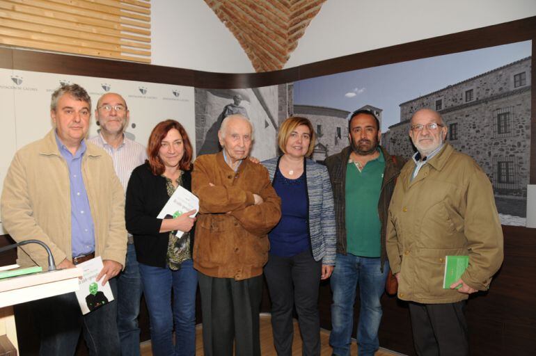 Juan Iglesias Mateos acompañado de amigos y compañeros del PSOE en la presentación de su biografía.