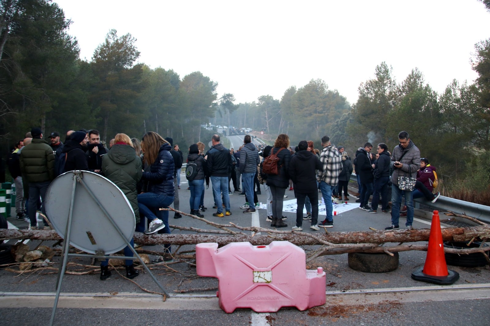 Bloqueos en el acceso a la prisión de Más d&#039;Enric, Tarragona, en protesta por el asesinato de una cocinera en una cárcel de Tarragona.