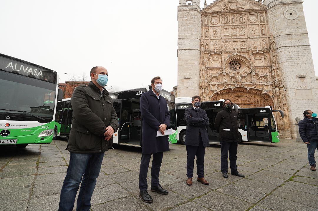 Presentación de los cuatro nuevos autobuses de AUVASA