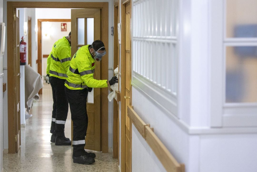 La UME desinfecta el interior de una residencia de ancianos en una imagen de archivo