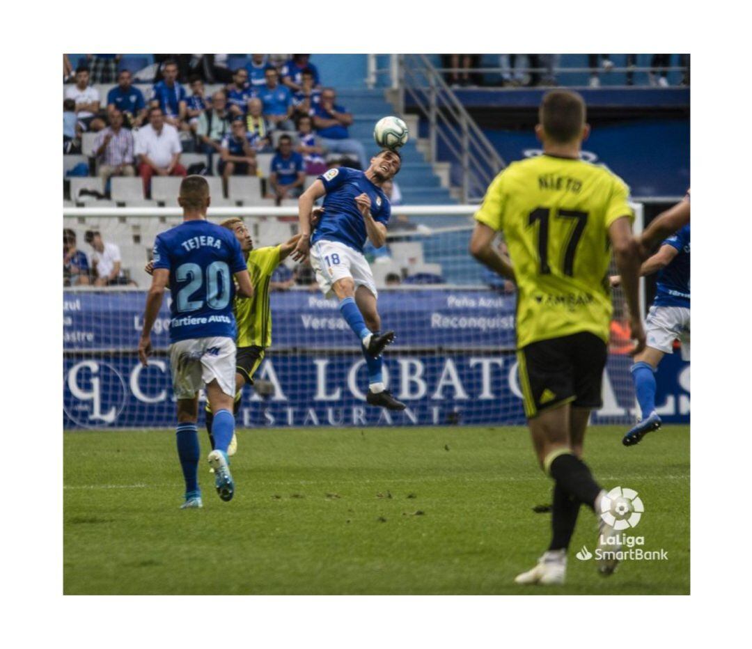 Christian Fernández cabecea un balón ante la mirada de Kagawa