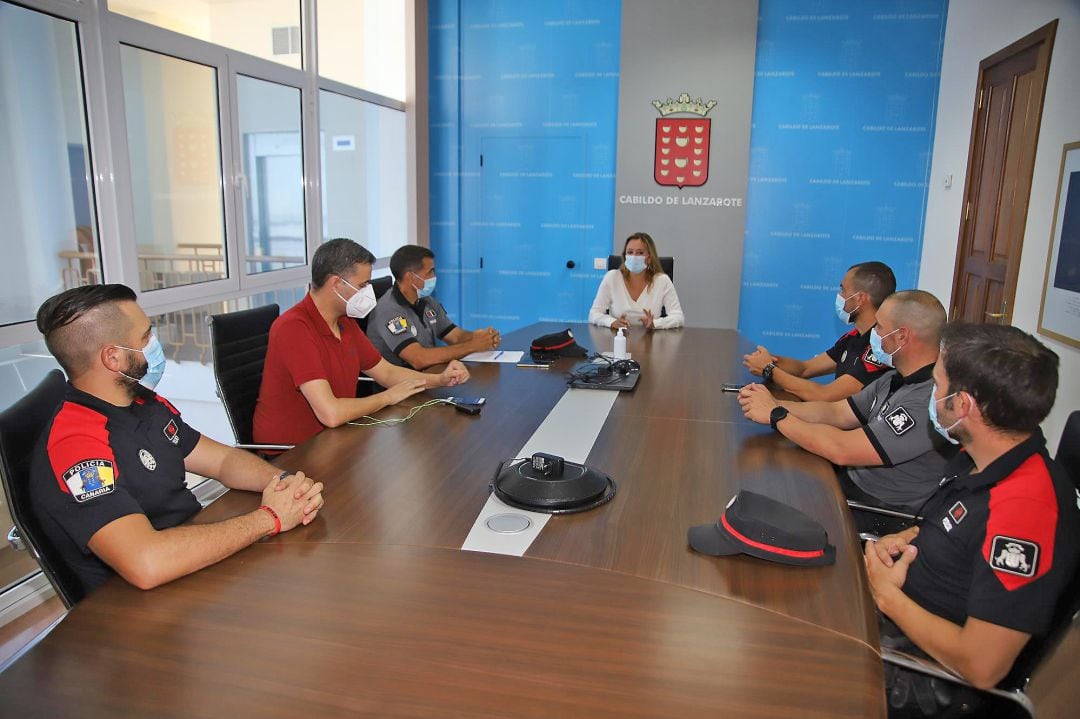 Un momento de la reunión entre la presidenta del Cabildo de Lanzarote, María Dolores Corujo, el consejero de Seguridad y Emergencias, Francisco Javier Aparicio, y agentes de la Policía Autonómica de Canarias.