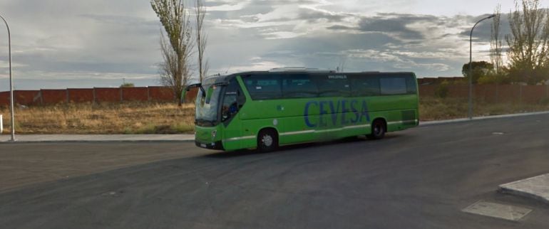 Autobús circulando por las calles de Fuensalida