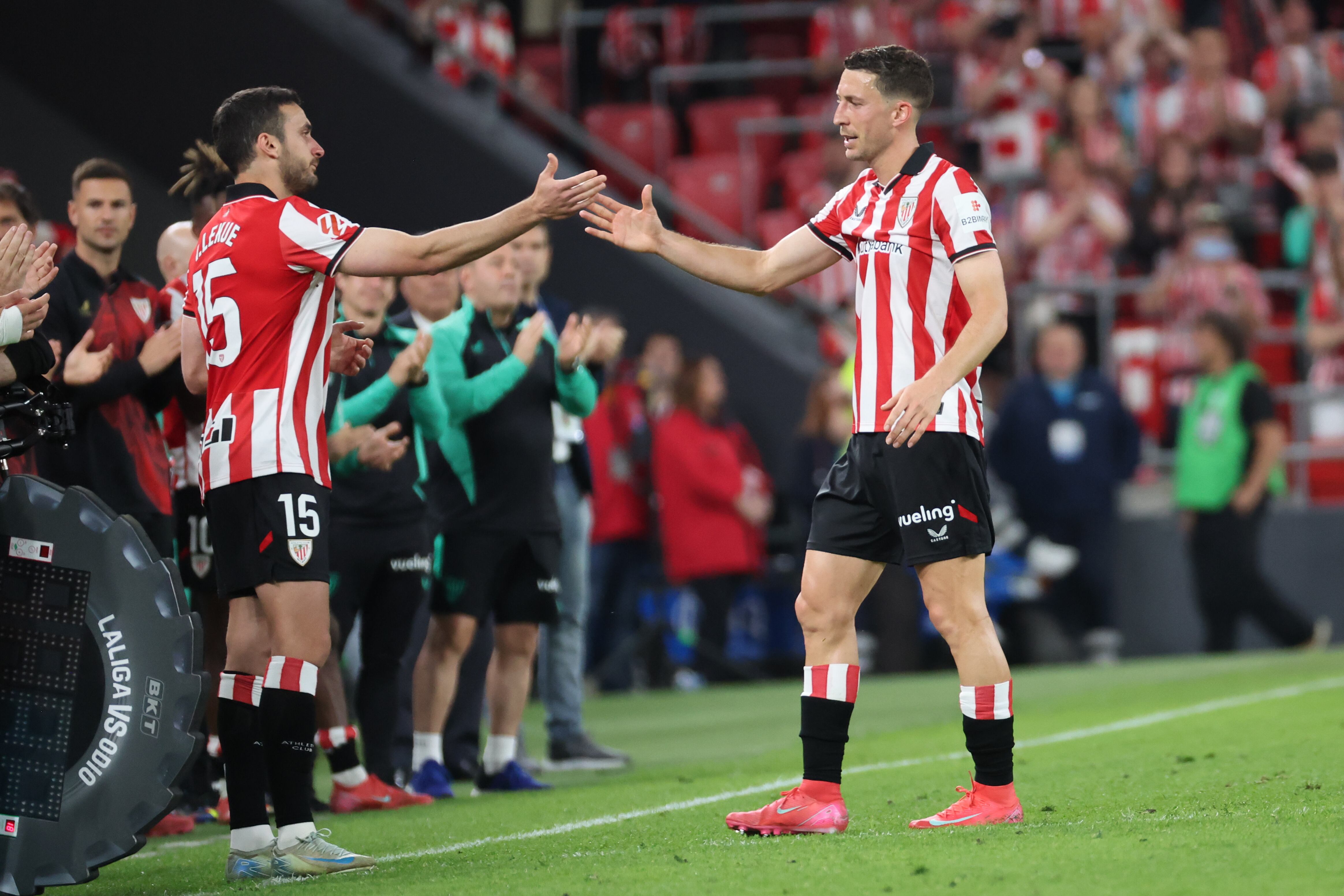 BILBAO, 25/05/2025.- El defensa del Athletic Óscar de Marcos es sustituido en su último partido como jugador durante el partido de la última jornada de LaLiga EA Sports, entre el Athletic Club y el FC Barcelona, este domingo en el estadio de San Mamés. EFE/ LUIS TEJIDO