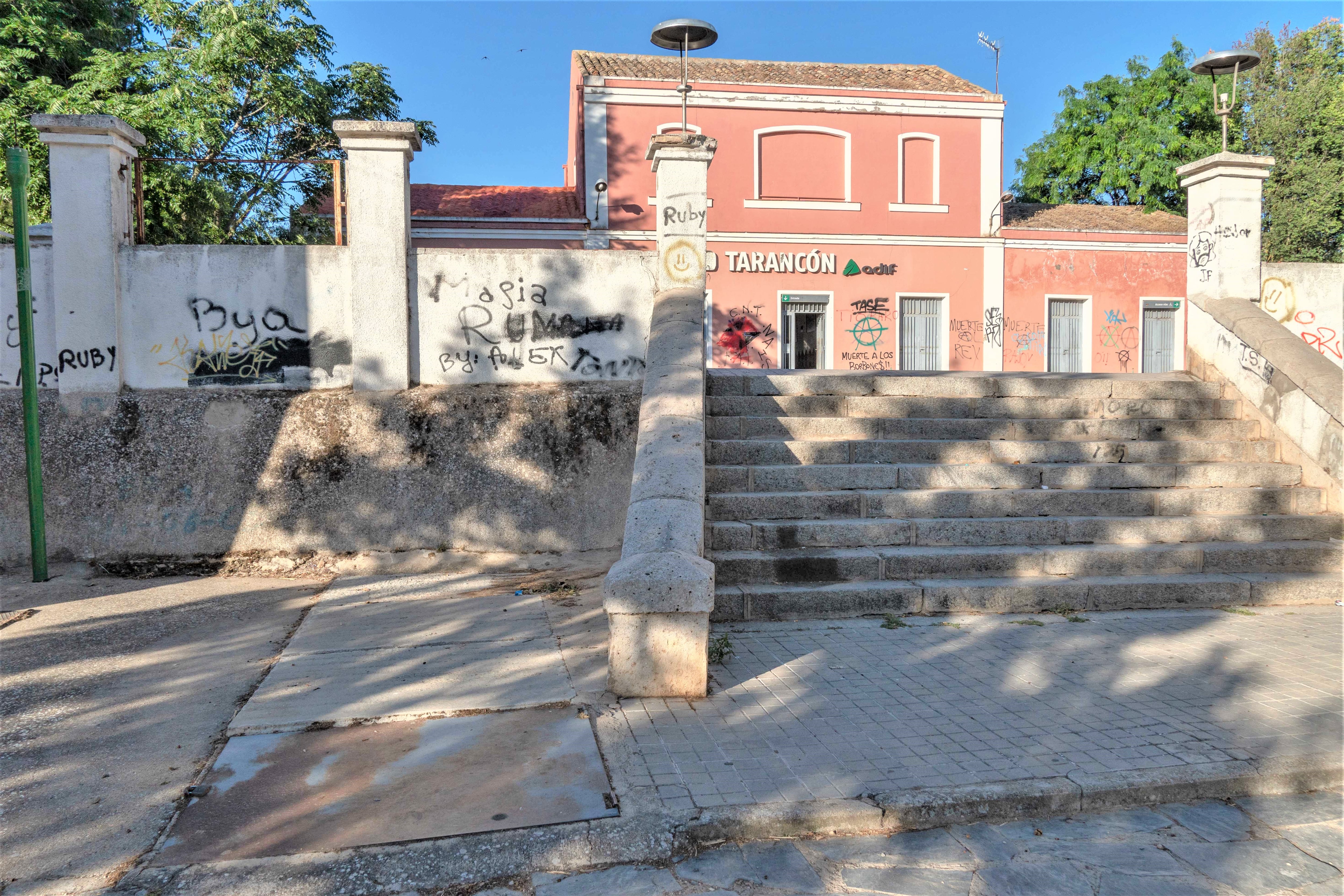 Acceso al refugio de la estación de tren de Tarancón