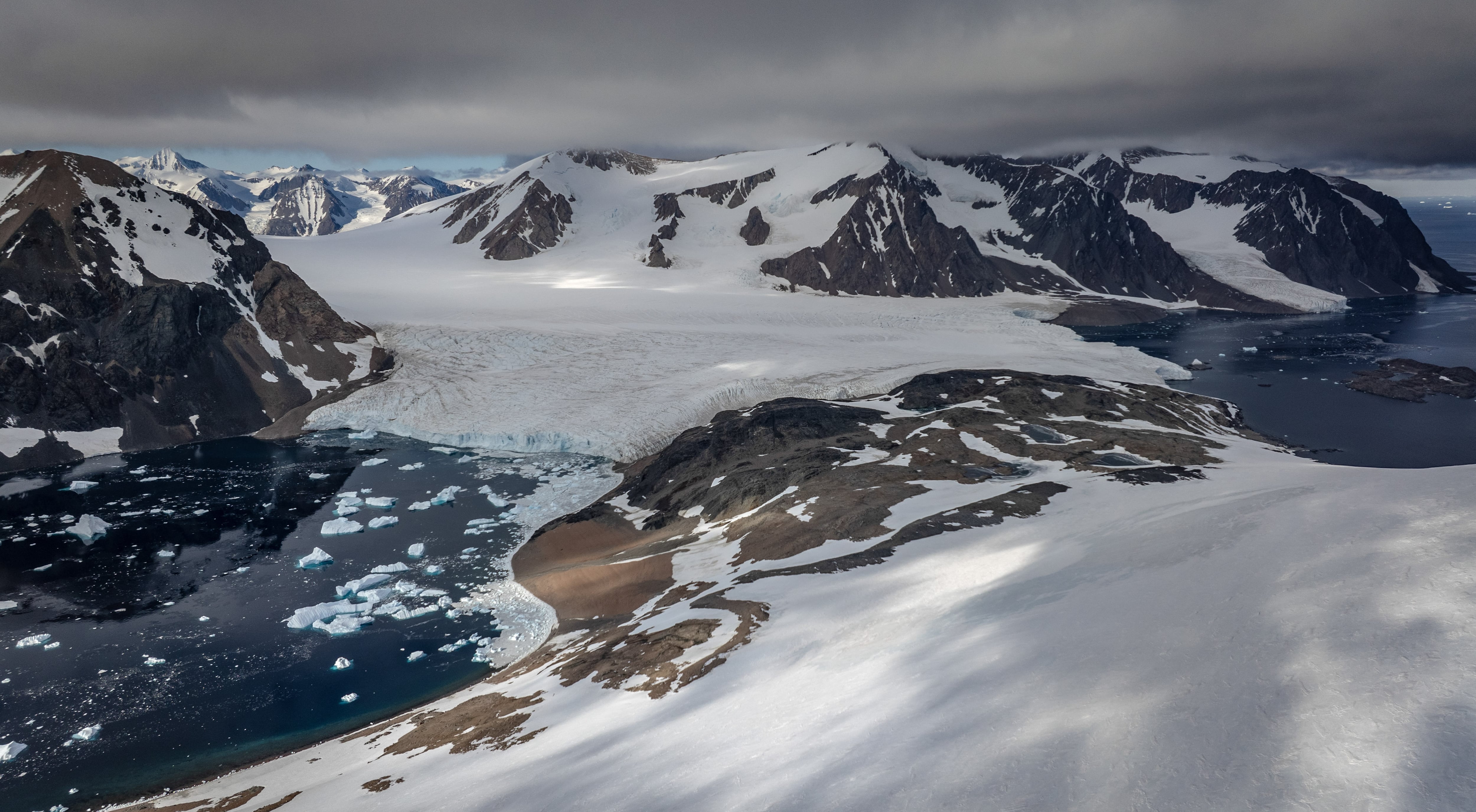 Playa de arena negra es Islandia.