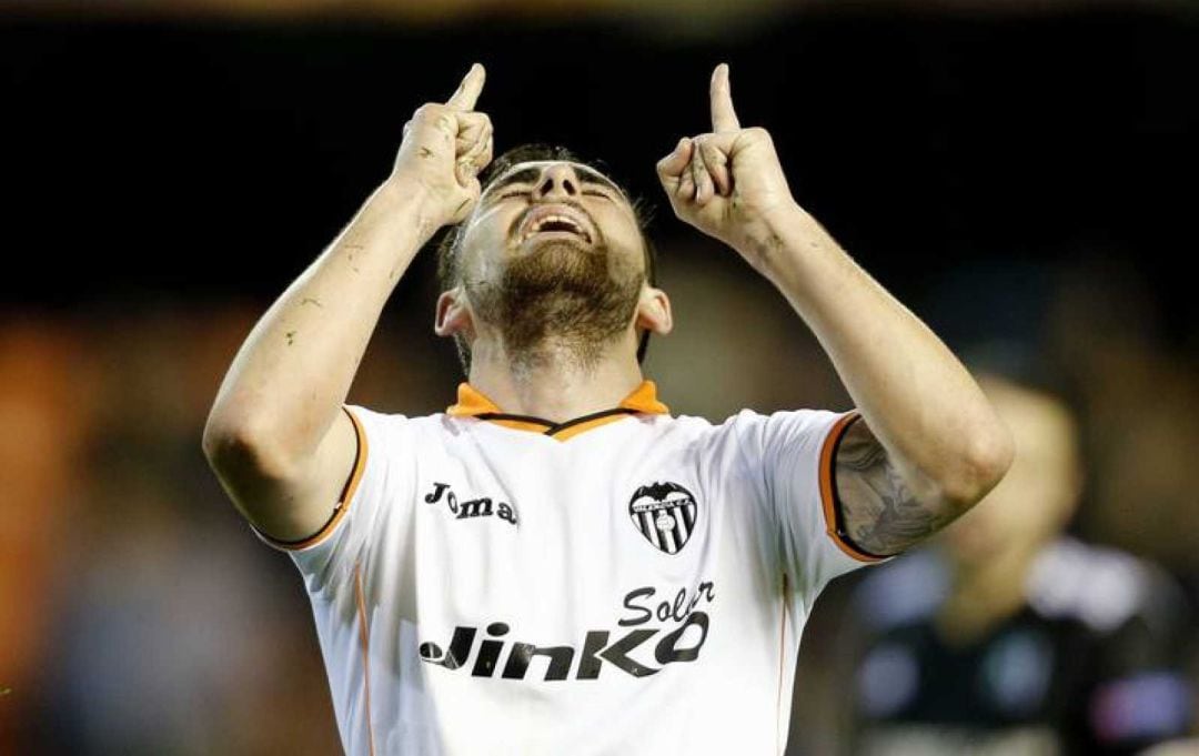 Paco Alcácer celebra uno de sus goles en el VCF. 