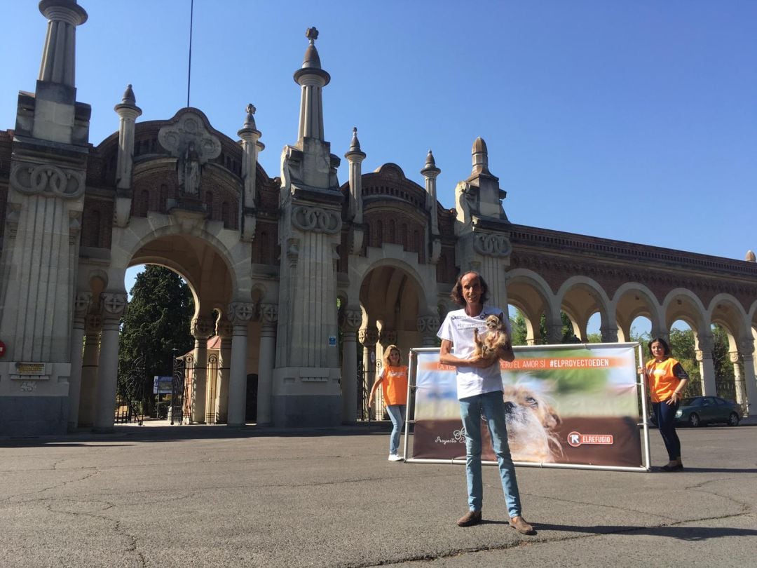 Nacho Paunero, presidente de la protectora El Refugio, sujeta a Zeus, ante el cementerio de La Almudena en la presentación del proyecto. 