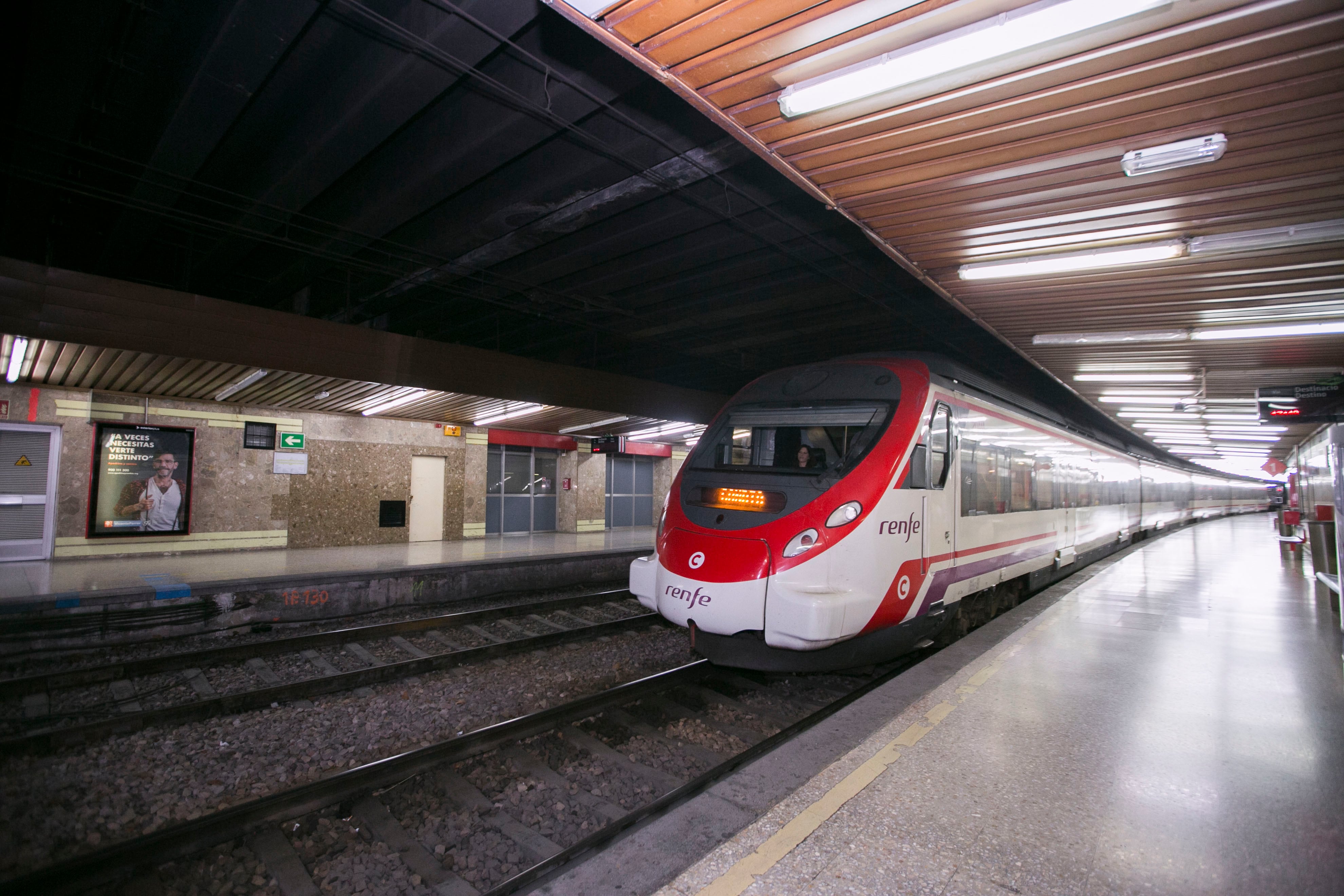 Un tren de cercanías en el interior de la estación de Gandia.