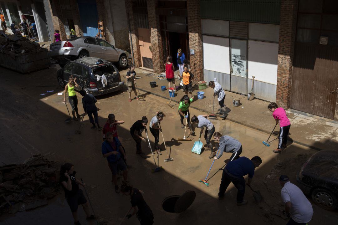 Jóvenes ayudan a limpiar calles y comercios