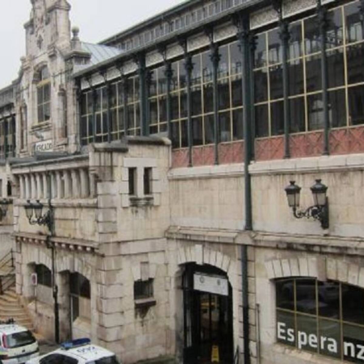 La Policía Local sorprende a dos hombres robando siete pollos de una furgoneta en el Mercado de la Esperanza en Santander