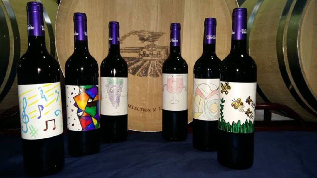 Las etiquetas del vino solidario las ilustran estudiantes ribereños