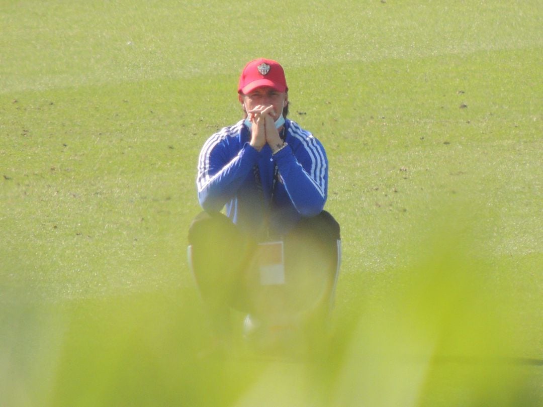 El entrenador del Almería, Guti, pensativo en el entrenamiento.