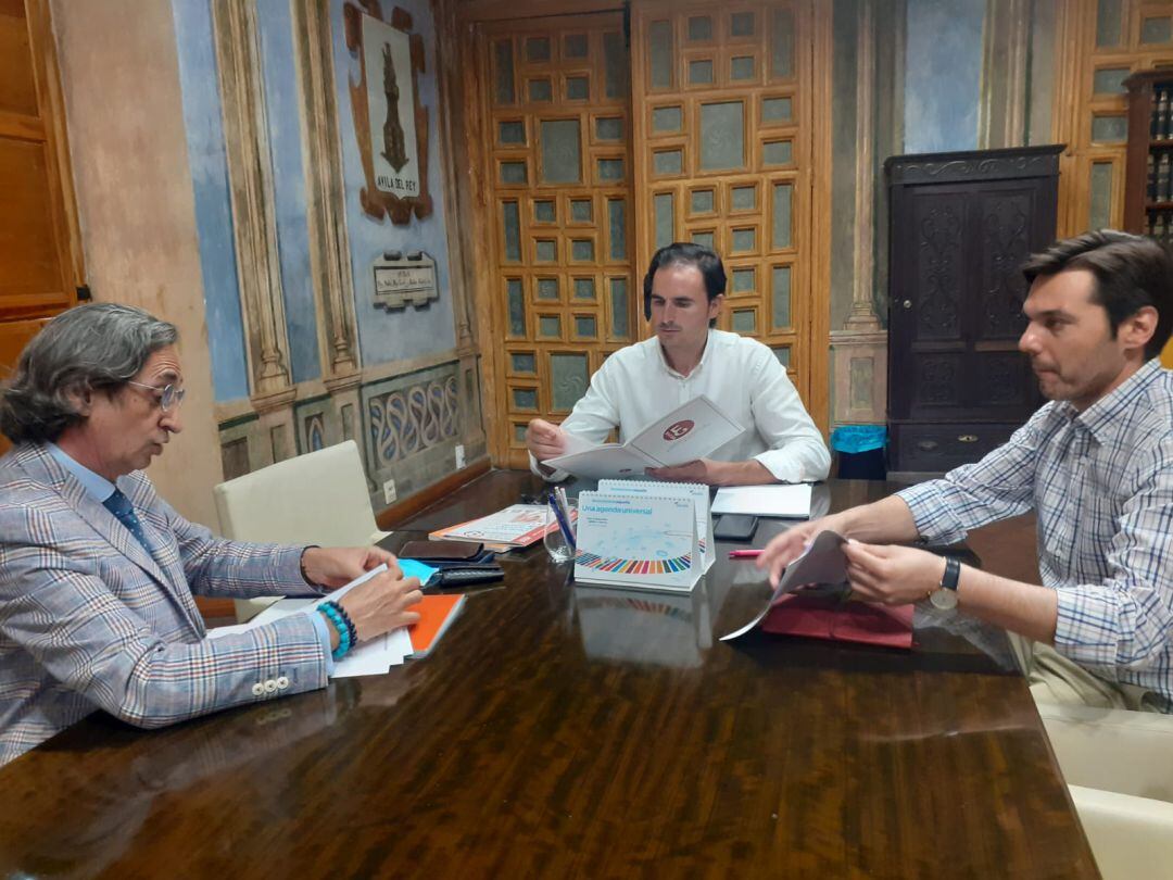 El decano del Colegio de Economistas con el alcalde y el concejal de Hacienda de Medina del Campo