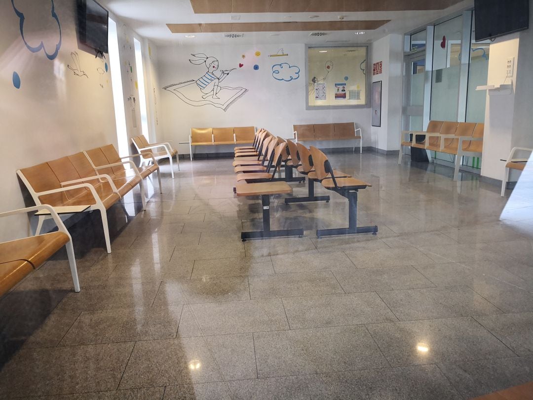 Sala de espera de las urgencias pediátricas vacía.