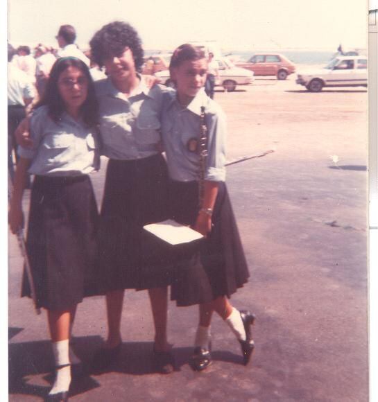 Julia, con dos sus compañeras, primeras mujeres en formar parte de la Banda Musical de Dénia.