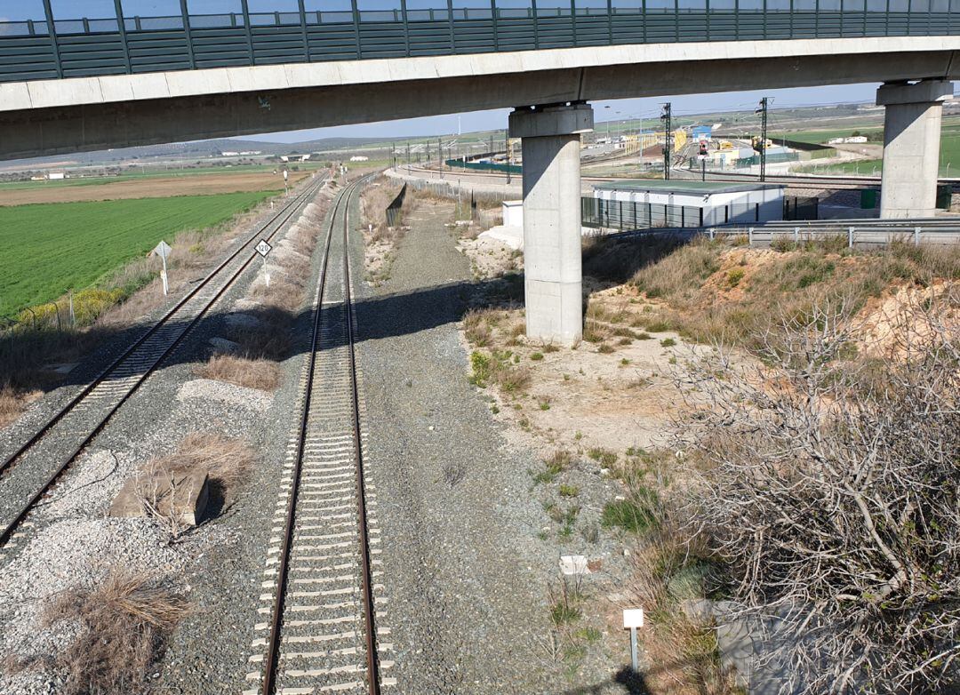 Vía convencional Granada-Bobadilla, en Bobadilla (Málaga) con la línea Granada-Antequera de alta velocidad a la derecha de la imagen