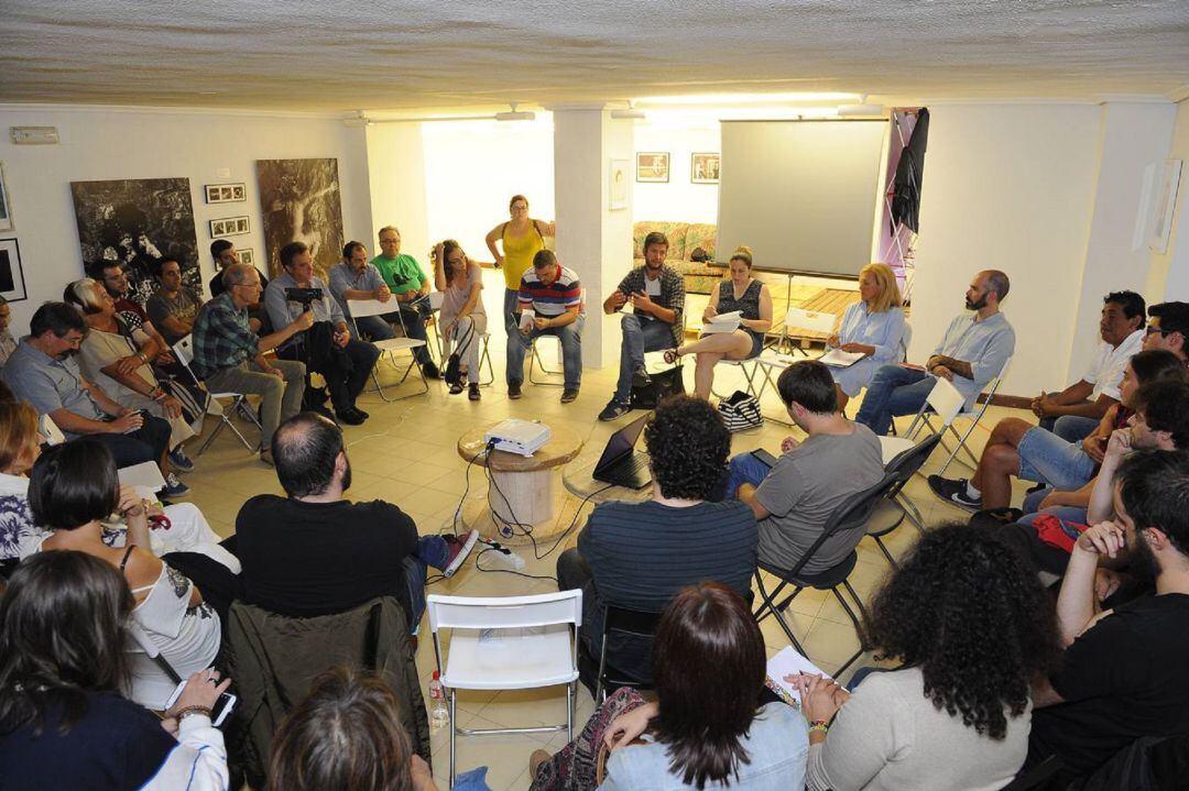 Asamblea en la sede de Podemos Cantabria