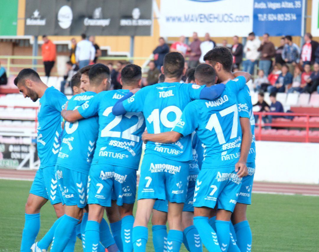 Los jugadores del Real Murcia celebran el gol de Juanma Bravo ante el Don Benito