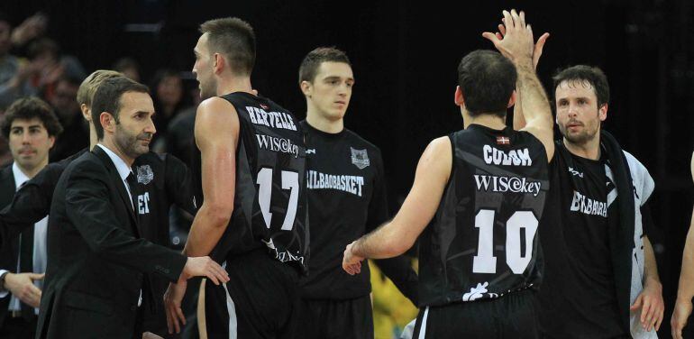 GRA295. BILBAO. 28/03/2015.- Los jugadores del Dominion Bilbao Basket se felicitan junto a su entrenador Sito Alonso (i) durante el partido, correspondiente a la vigésimo sexta jornada de la Liga ACB, que Gipuzkoa Basket y Dominion Bilbao Basket juegan esta tarde en Bilbao. EFE/LUIS TEJIDO.