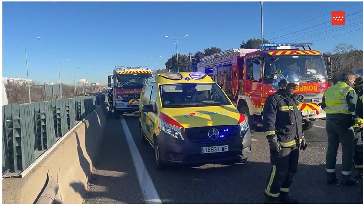 Un conductor “potencialmente grave” tras chocar contra la mediana en la A-4 a la altura de Getafe