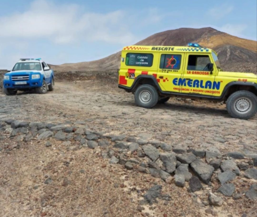 Vehículos de seguridad y emergencias de Policía Local y Emerlan en La Graciosa.