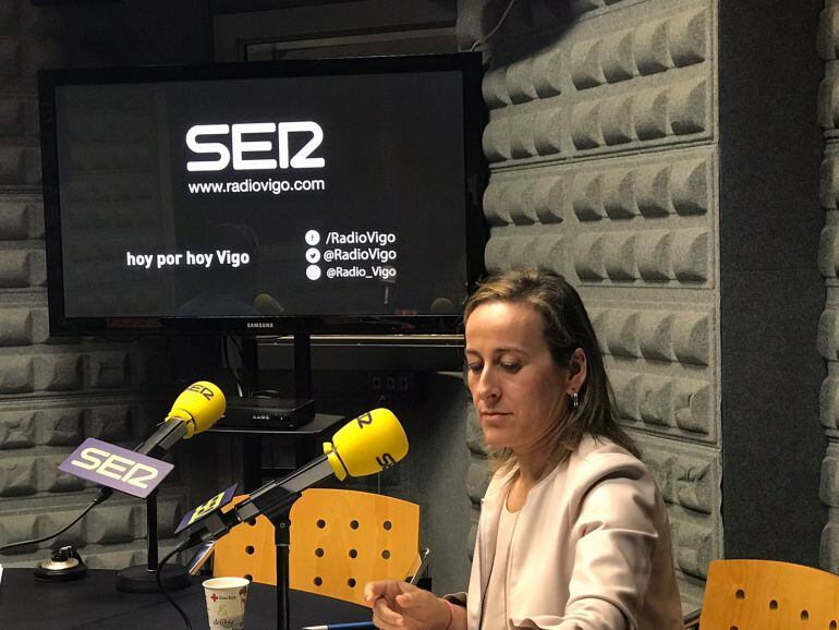 Ethel Vázquez durante una entrevista en Radio Vigo