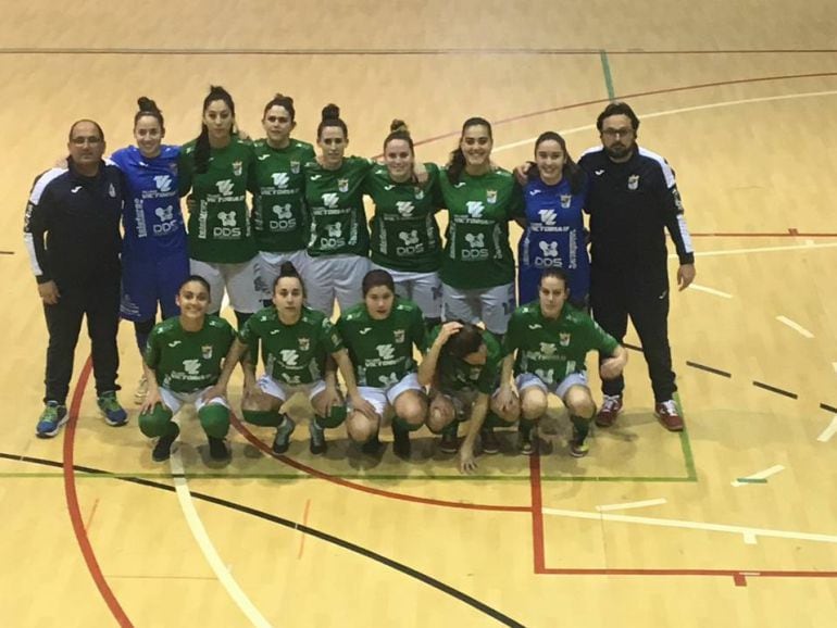 El equipo pedáneo antes de comenzar el partido 