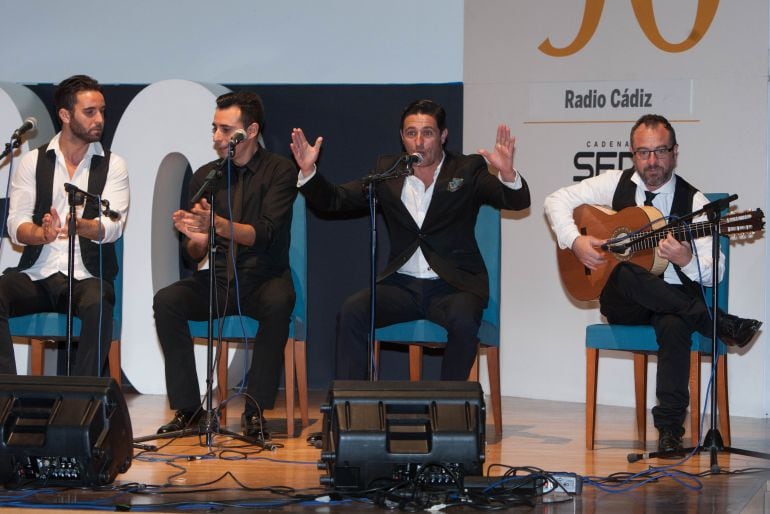 David Palomar y El Bola sellan la gala Contigo con un fin de fiesta muy flamenco