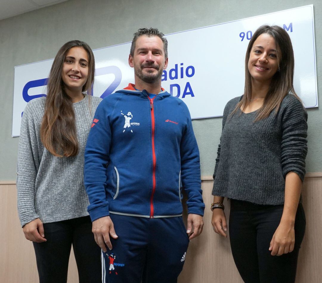 Jessica Castelló (I) y Anna Cortiles (D) flanqueando a su entrenador Paco Miñano