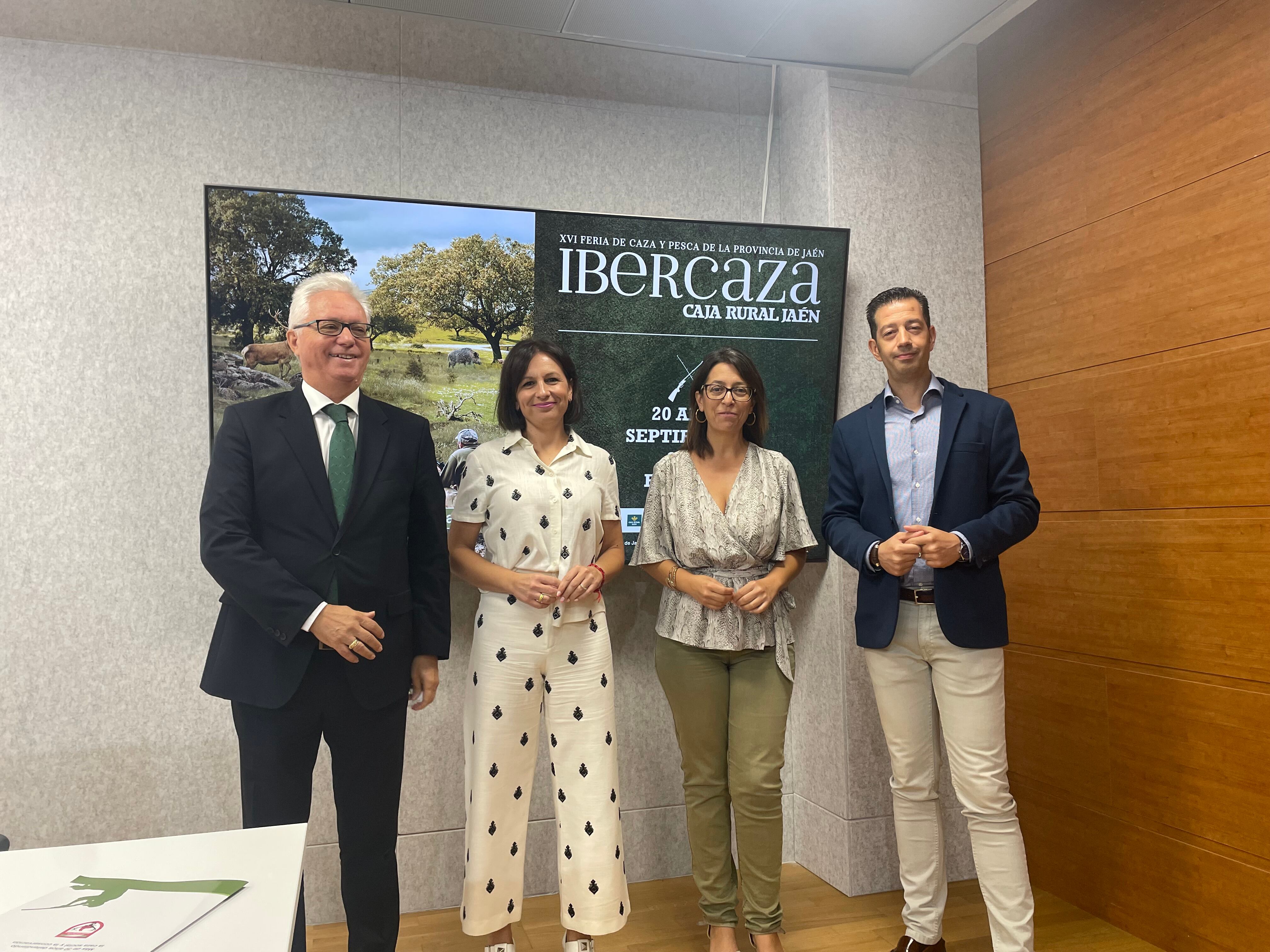 Los participantes en la presentación de Ibercaza 2024 ante el cartel anunciador