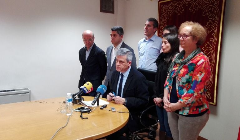 David Lucas y el resto del grupo socialista durante la rueda de prensa en la que ha anunciado su dimisión