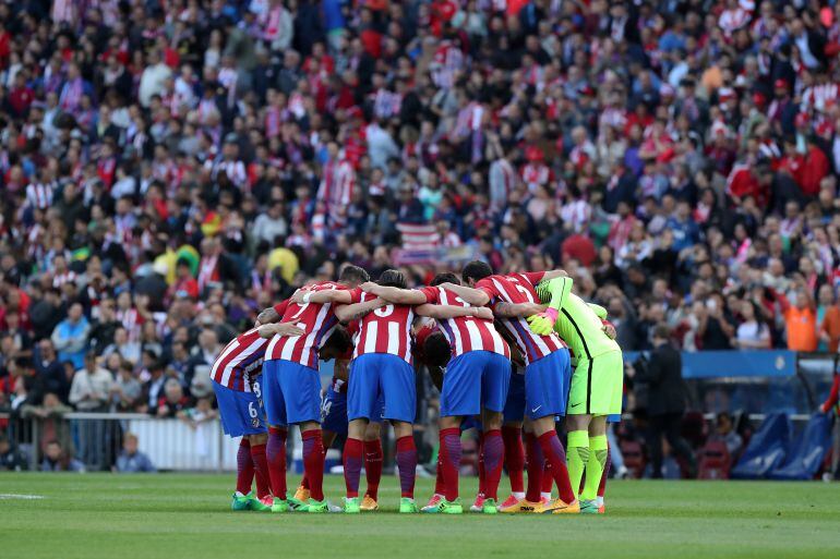 Círculo de jugadores del Atlético antes de comenzar un partido