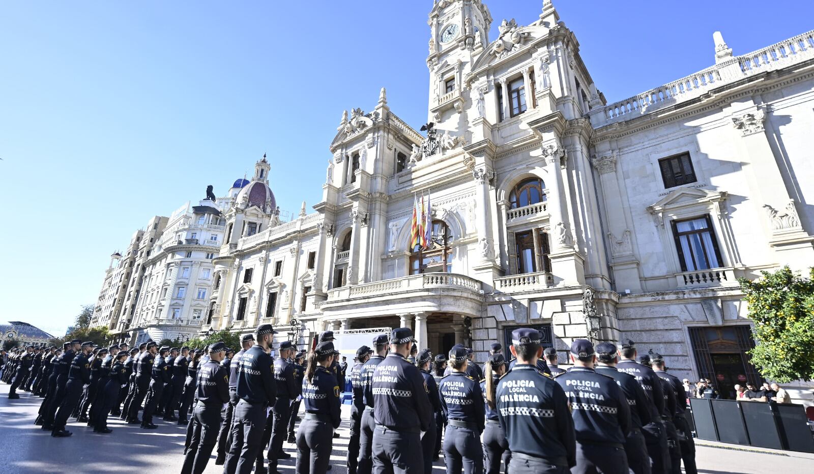 194 nuevos policías locales recogen sus despachos en València