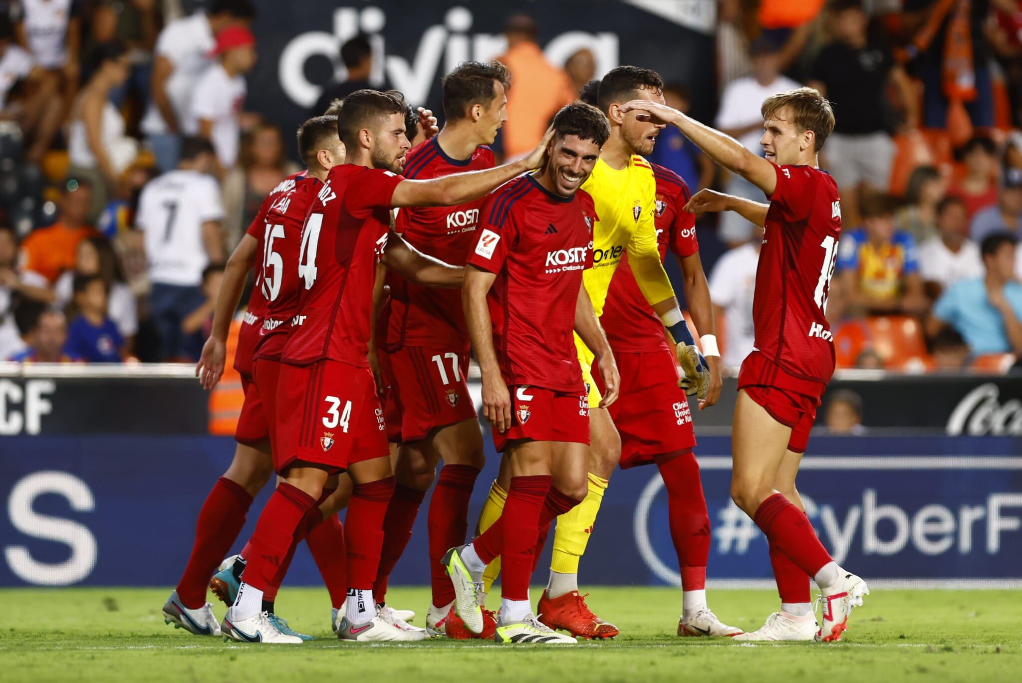 Nacho Vidal felicitado por sus compañeros por su gol en el último instante para la victoria de Osasuna en Mestalla