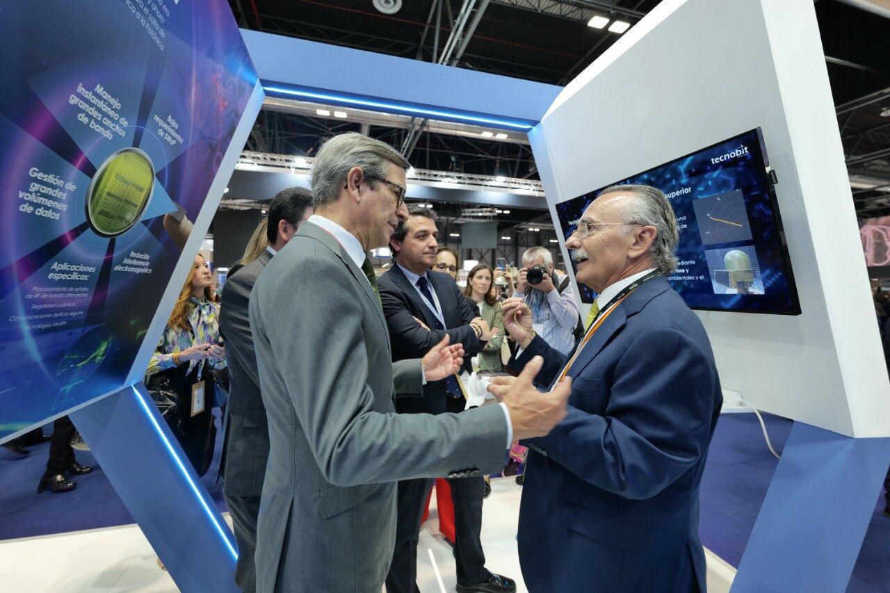 Encuentro en FEINDEF entre el consejero de Industria de la Junta, Jorge Paradela; el presidente de Oesía Group, Luis Furnells; y el alcalde de Córdoba, José María Bellido
