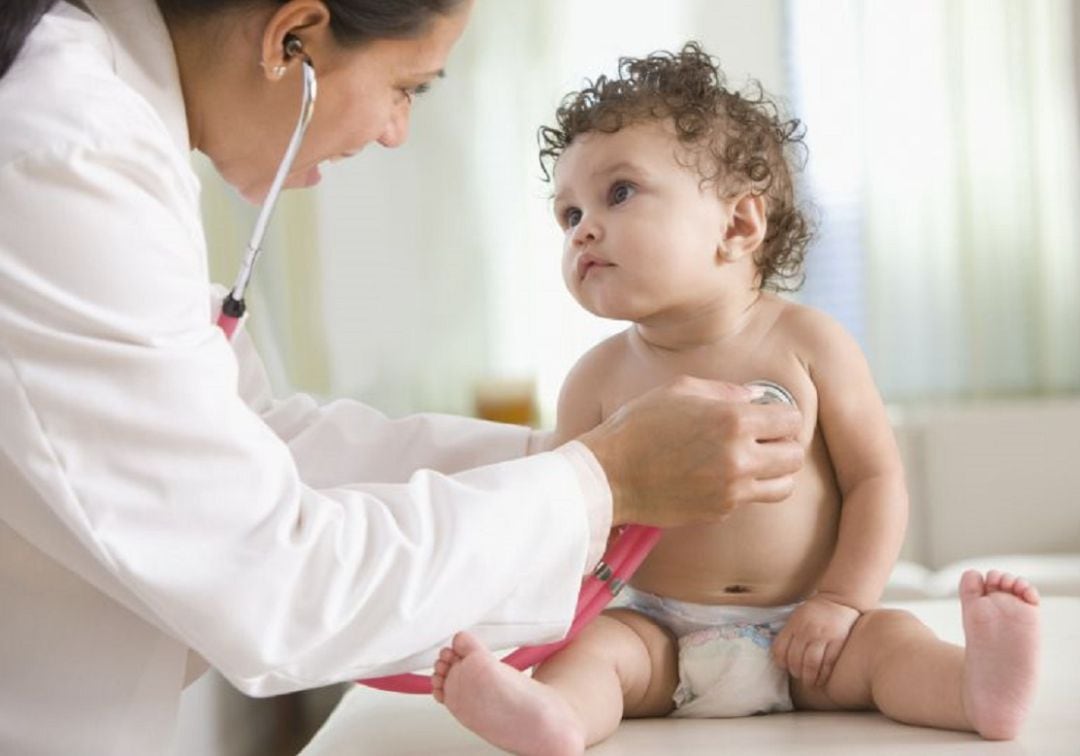 La escasez de pediatras hace que los ambulatorios de Vitoria deriven a sus pacientes a urgencias.