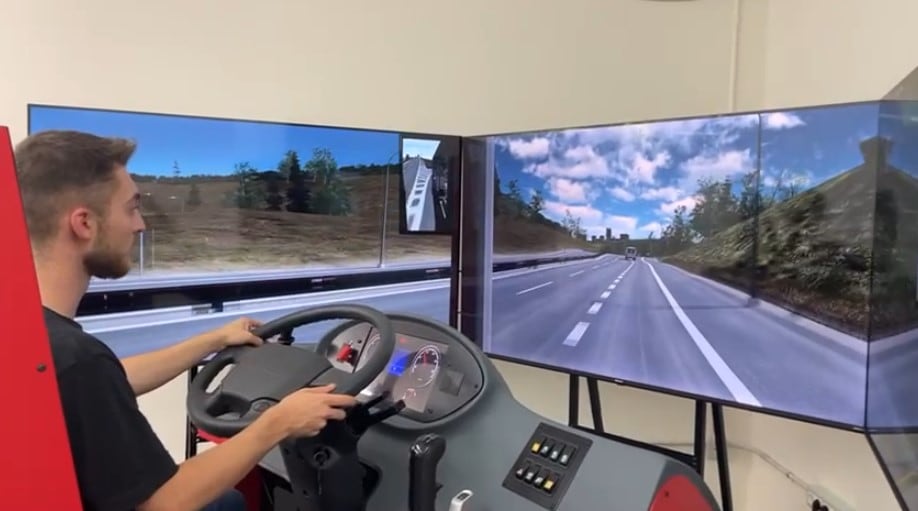Els simuladors permeten als alumnes reforçar les habilitats de conducció de tot tipus de vehicles amb l’ajuda d’itineraris virtuals