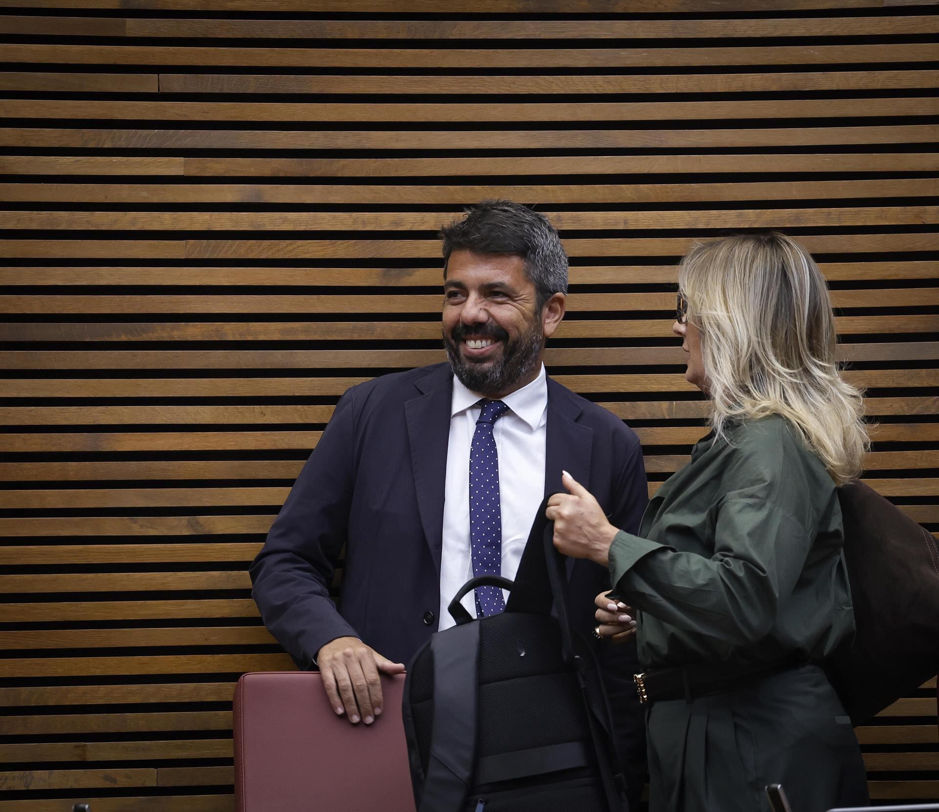 Carlos Mazón, junto a su escaño en les Corts