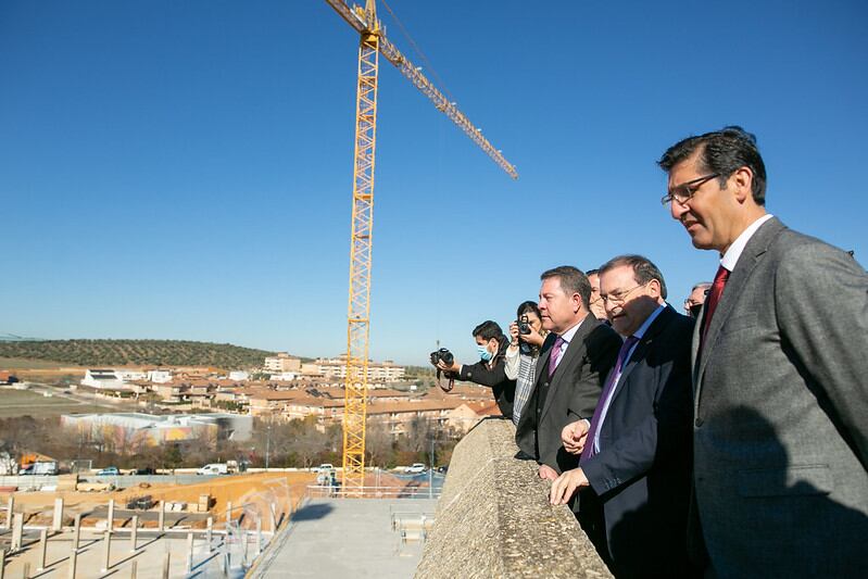 Autoridades contemplando obras nuevo Hospital de Puertollano