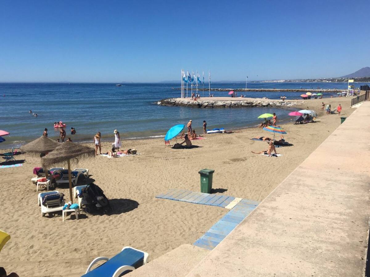 Marbella cierra sus playas por las noches para evitar nuevos brotes de coronavirus