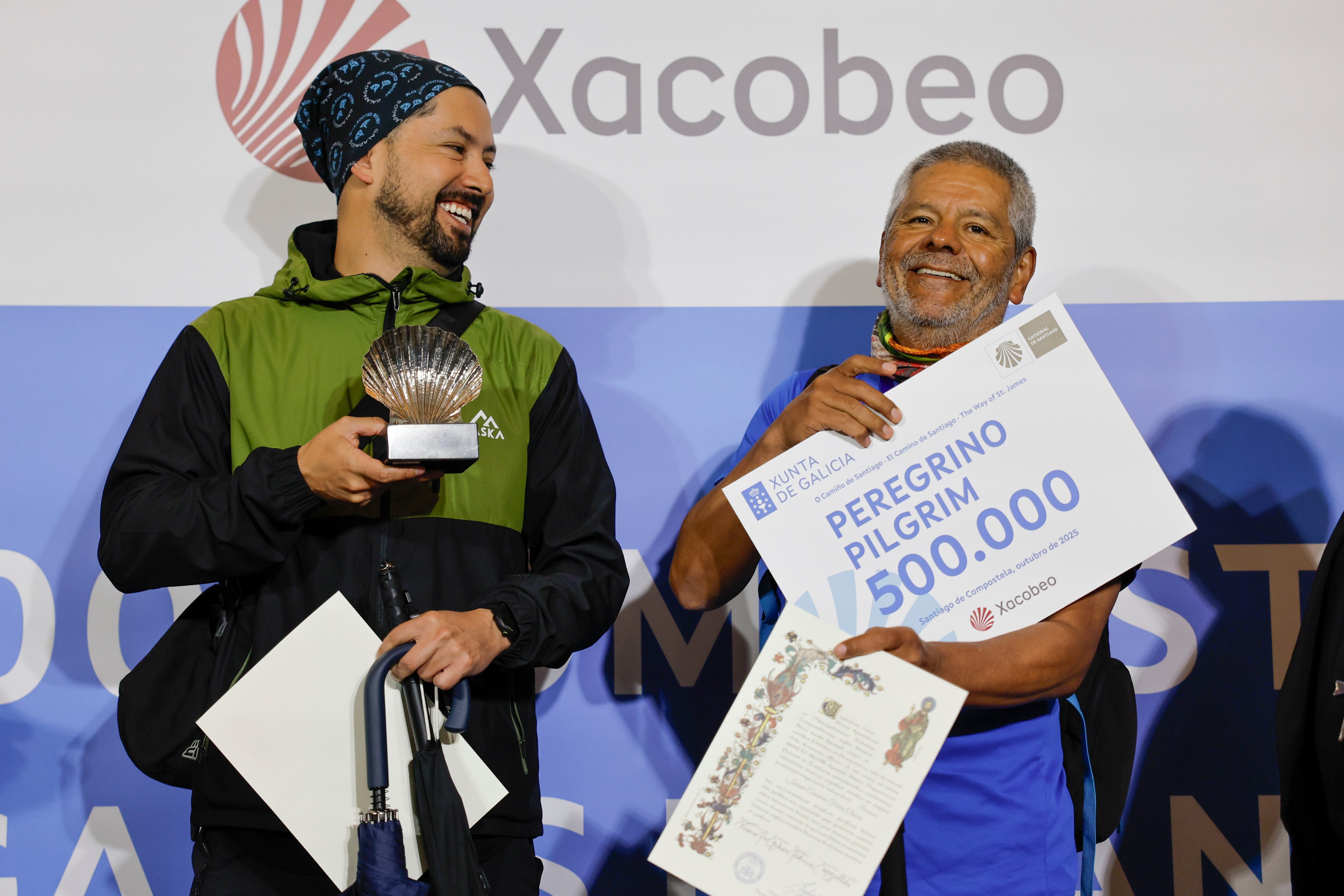 SANTIAGO DE COMPOSTELA, 20/10/2025.- Los colombianos, Jairo Forero Chaves, y su hijo Nicolás (i), tras recibir de manos del El presidente de la Xunta, Alfonso Rueda, la &quot;Compostela&quot; o certificado del peregrino 500.000 del año, hoy lunes en Santiago de Compostela. EFE/Lavandeira jr.
