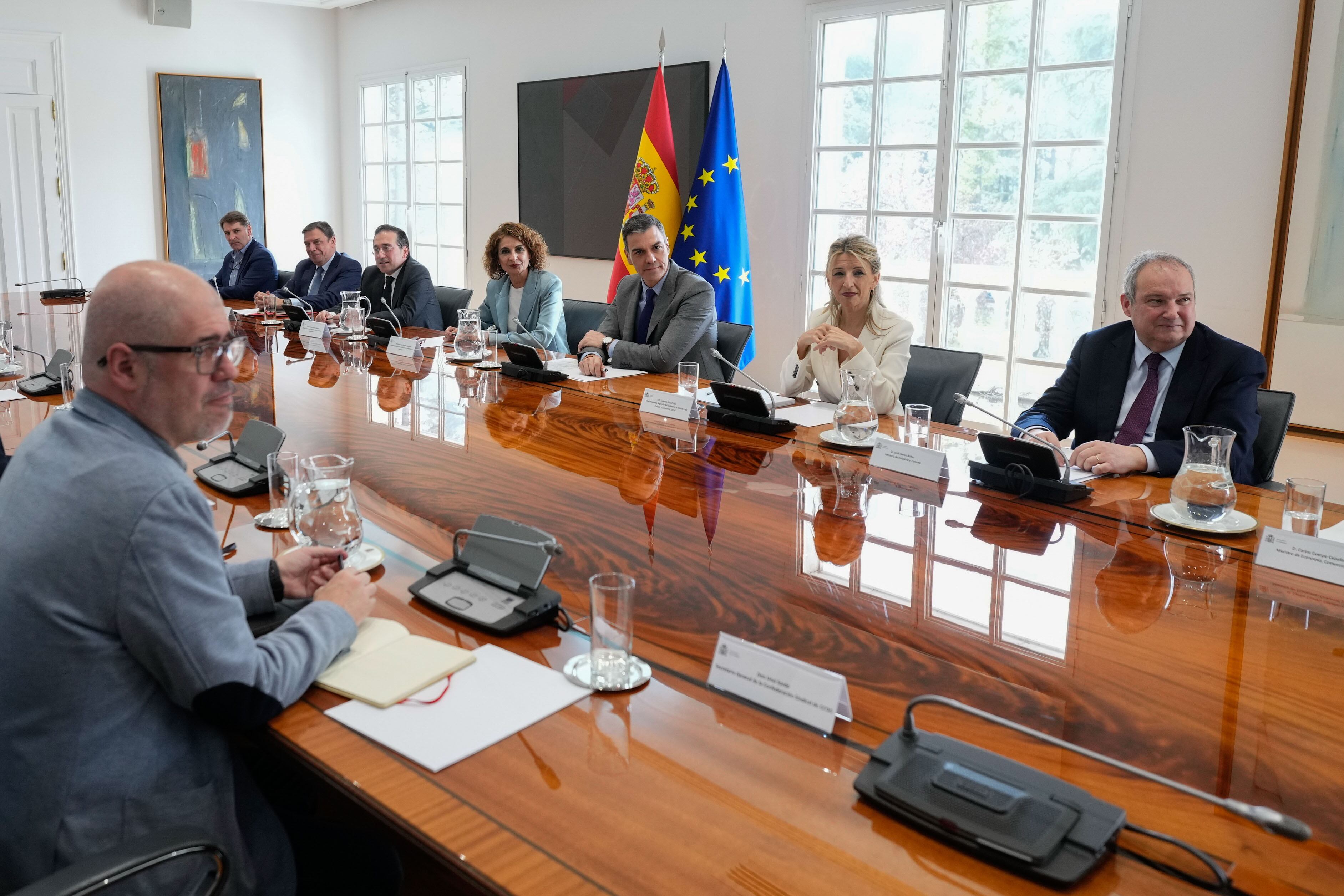 El presidente del Gobierno, Pedro Sánchez, durante su reunión con los presidentes de la CEOE y Cepyme, Antonio Garamendi y Gerardo Cuerva, y los secretarios generales de CCOO y UGT, Unai Sordo y Pepe Álvarez, este miércoles en La Moncloa