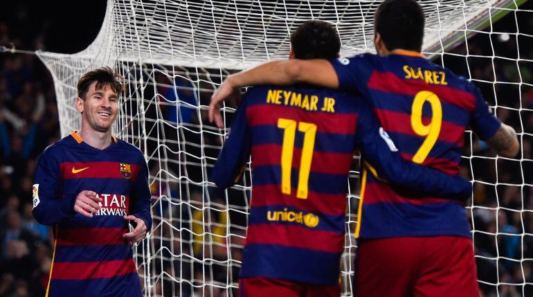 Messi celebra un gol con Neymar y Luis Suárez.