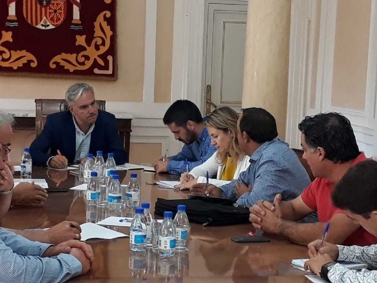 Imagen de la reunión mantenida entre el Subdelegado y afectados por el pedrisco