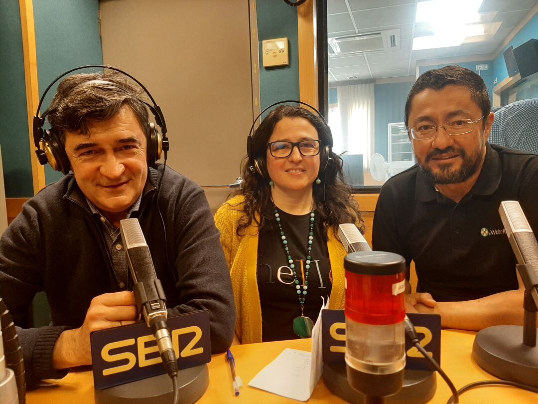 En la imagen Enrique Viguera, Ana Grande y Francis Villatoro