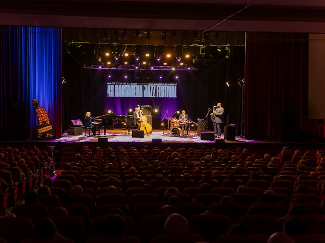 El público de Cartagena puede presumir de haber sido testigo de la historia del jazz en la persona de este insigne músico, y lo agradeció mostrando una cálida despedida.